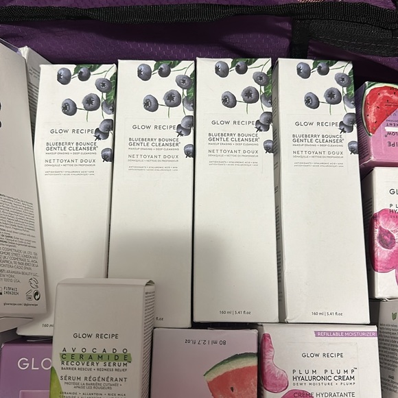 Glow Recipe Blueberry Bounce Gentle Cleanser - Picture 5 of 5